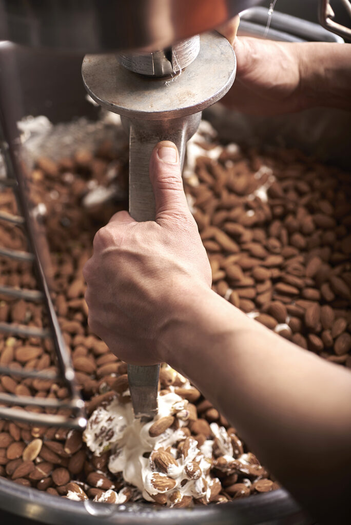 Reportage à la Nougaterie des Fumades. Livre de recettes : Le Nougat qui se cuisine